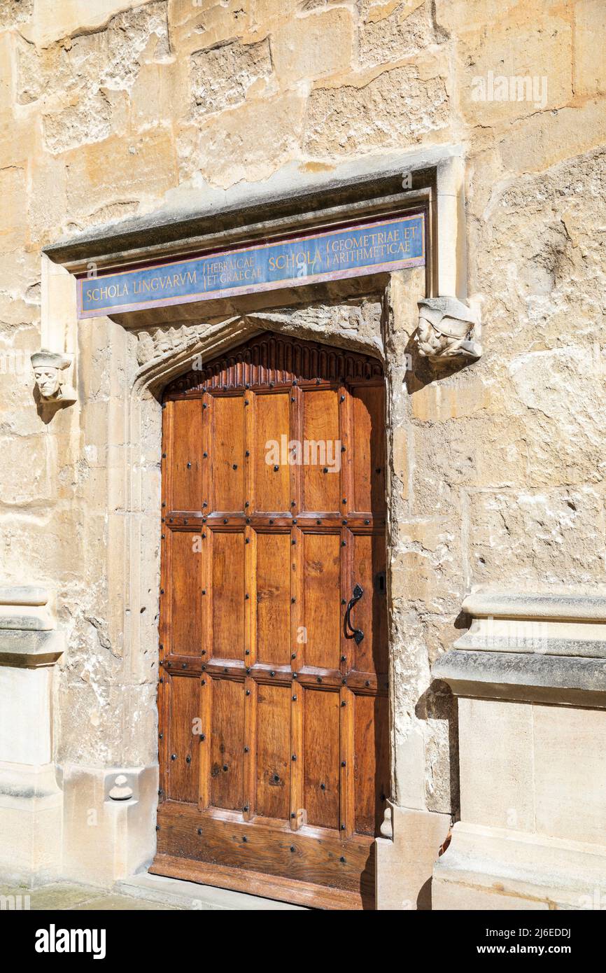 Porta alla Schola Lingvarvm (scuola di lingua) presso la Biblioteca Bodleiana di Oxford, Inghilterra. Foto Stock