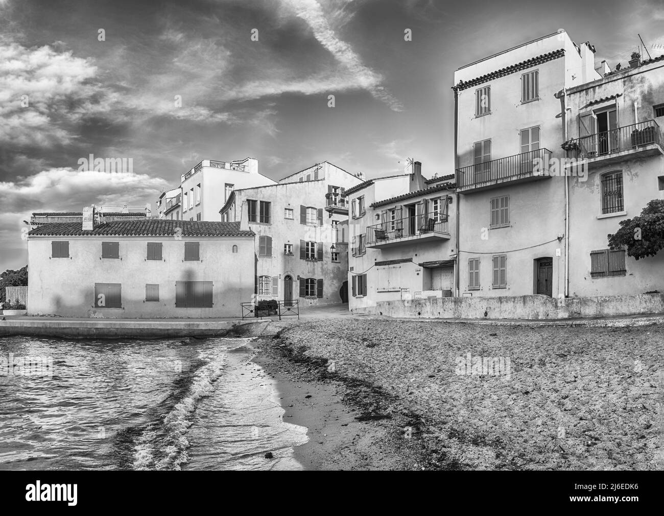 La pittoresca spiaggia la Ponche nel centro di Saint-Tropez, Costa Azzurra, Francia. La citta' e' un resort famoso in tutto il mondo per il jet set a europeo e americano Foto Stock