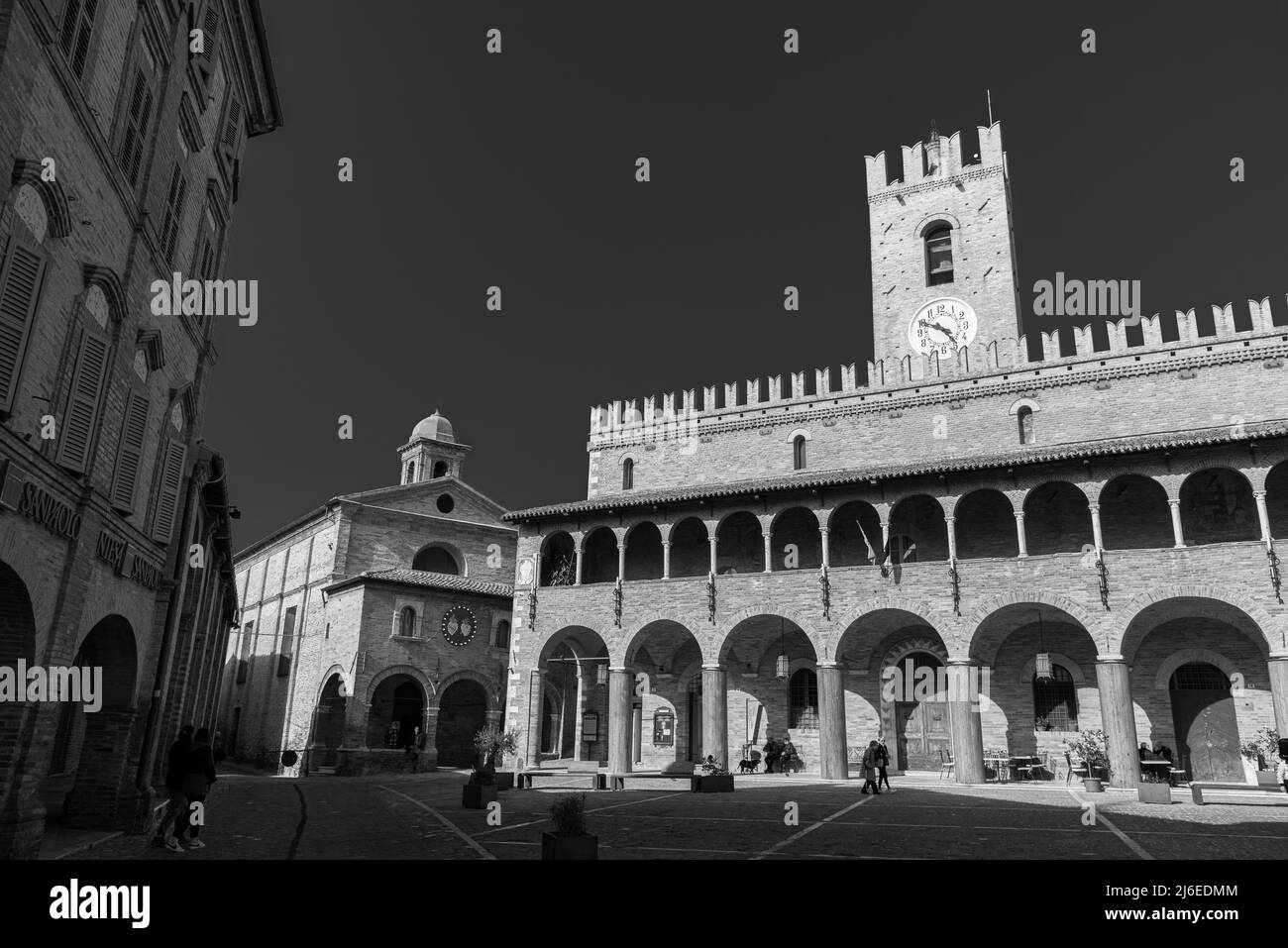 Offida. Municipio. Costruito tra i secoli 13th e 14th (torre merlata centrale). La facciata è preceduta da un portico a 7 archi con un elegante Foto Stock