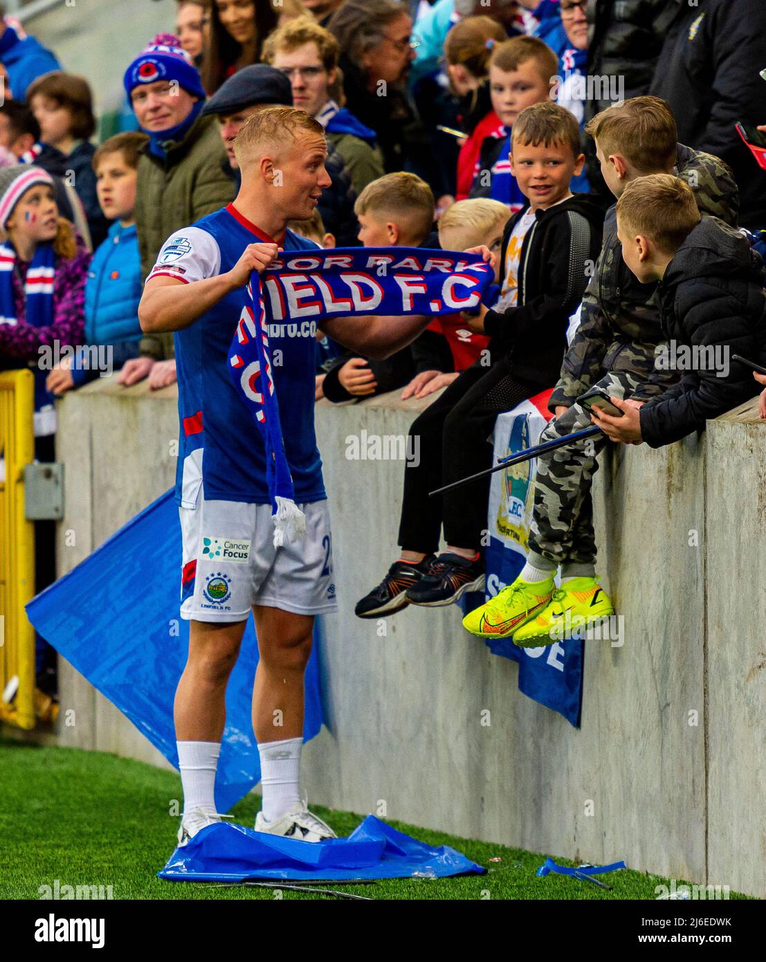 Il giocatore di Linfield, Conor Pepper, ha mostrato di celebrare il post-partita con la vittoria del campionato del campionato del club 2021/22. Foto Stock