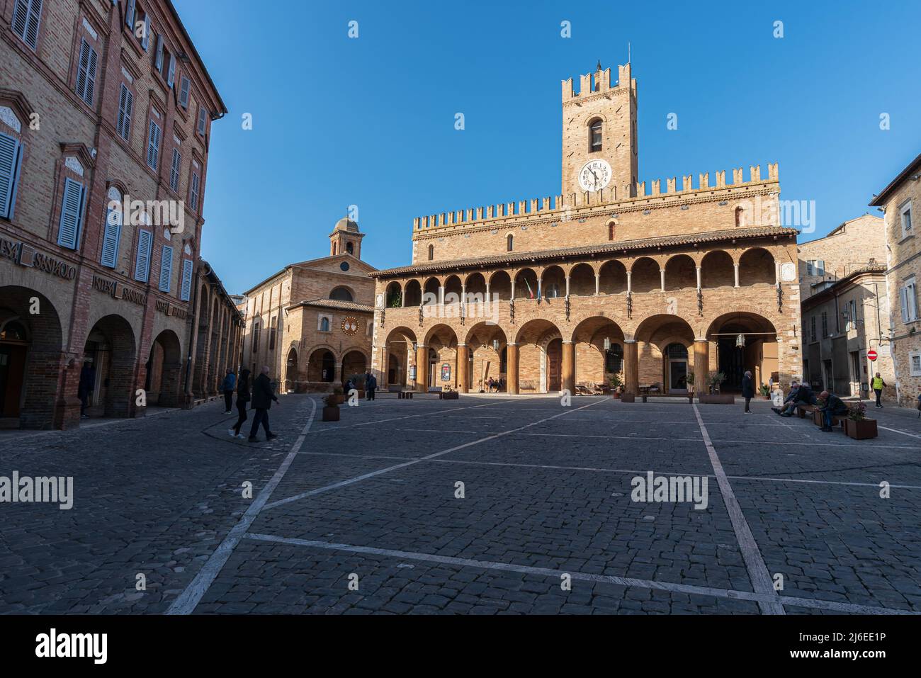 Offida. Municipio. Costruito tra i secoli 13th e 14th (torre merlata centrale). La facciata è preceduta da un portico a 7 archi con un elegante Foto Stock