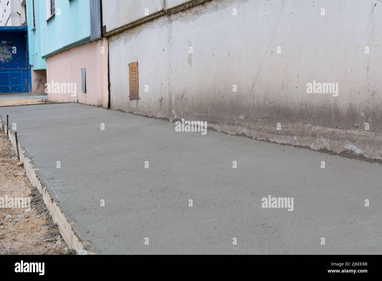 Area cieca intorno alla casa. Casseforme in legno Foto Stock