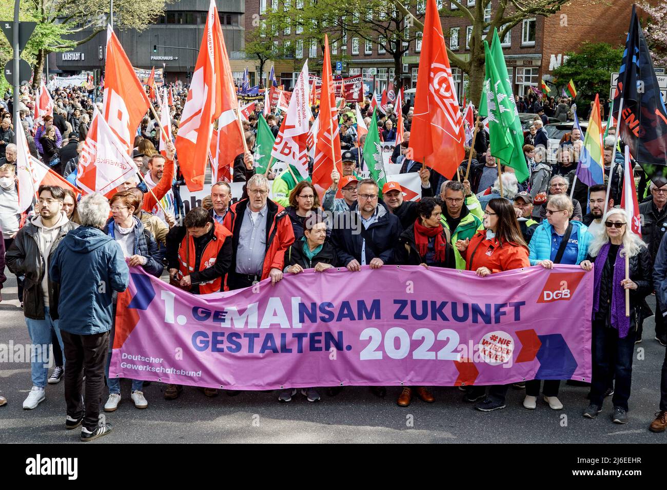 01 maggio 2022, Amburgo: I partecipanti alla manifestazione della Festa del lavoro e al raduno dei sindacati del DGB sfilano attraverso il distretto di Eimsbüttel con un banner che legge 'GeMAInsam gestalten Zukunft' ('Shoing the Future'). Foto: Axel Heimken/dpa Foto Stock