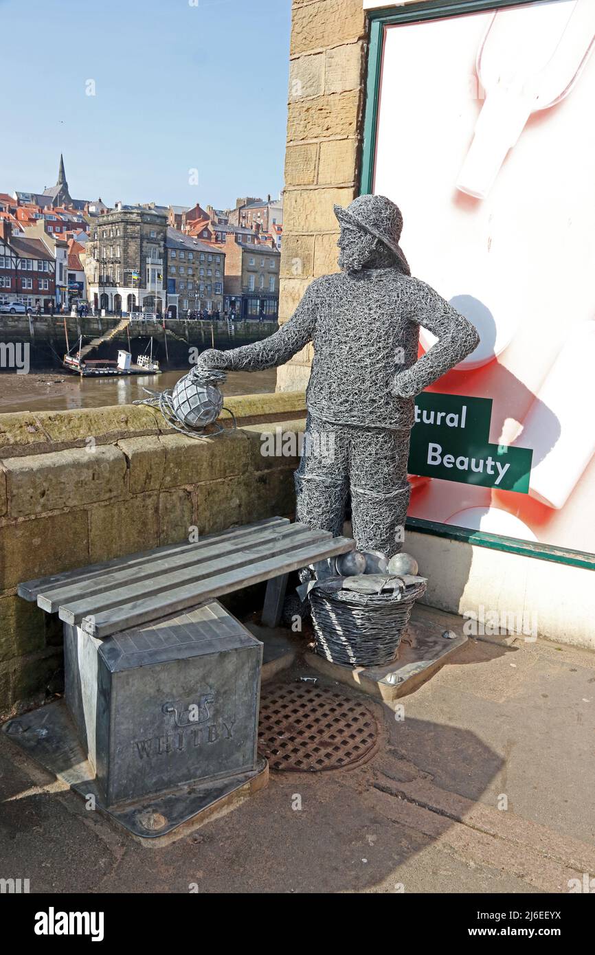 "The Bridgender", una scultura di Emma Stothard, parte della collezione Walk with Heritage, Whitby Foto Stock