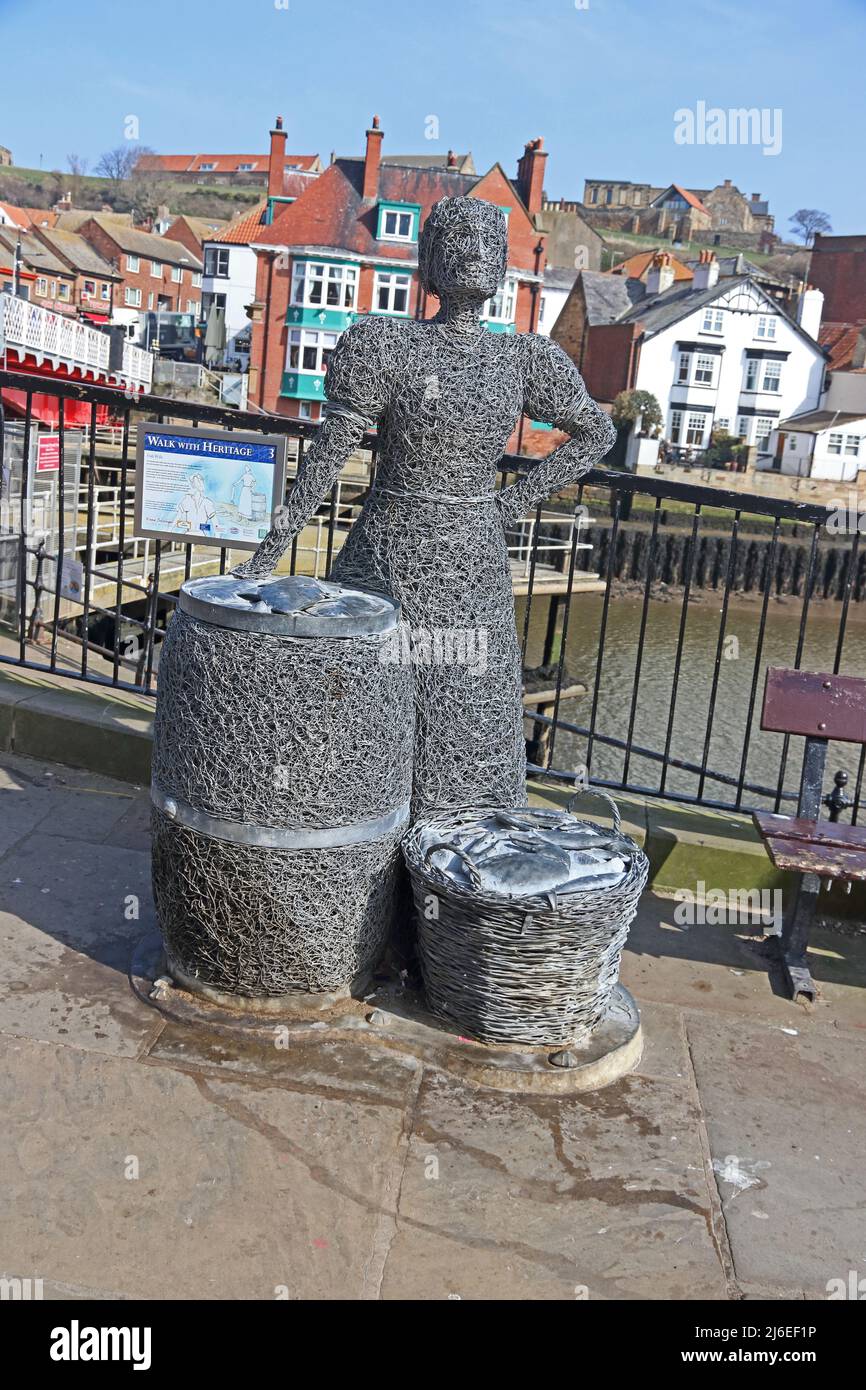 "Moglie del pesce", una scultura di Emma Stothard, parte della passeggiata con la collezione Heritage, Whitby Foto Stock
