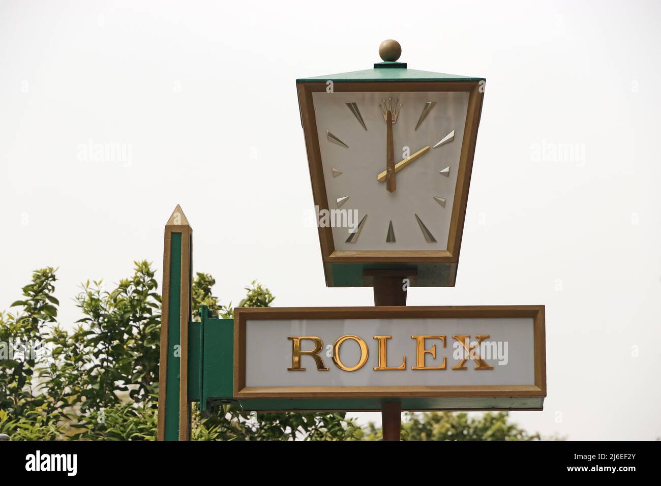 Orologio all'esterno negozio di gioielli promozione orologi Rolex Foto  stock - Alamy