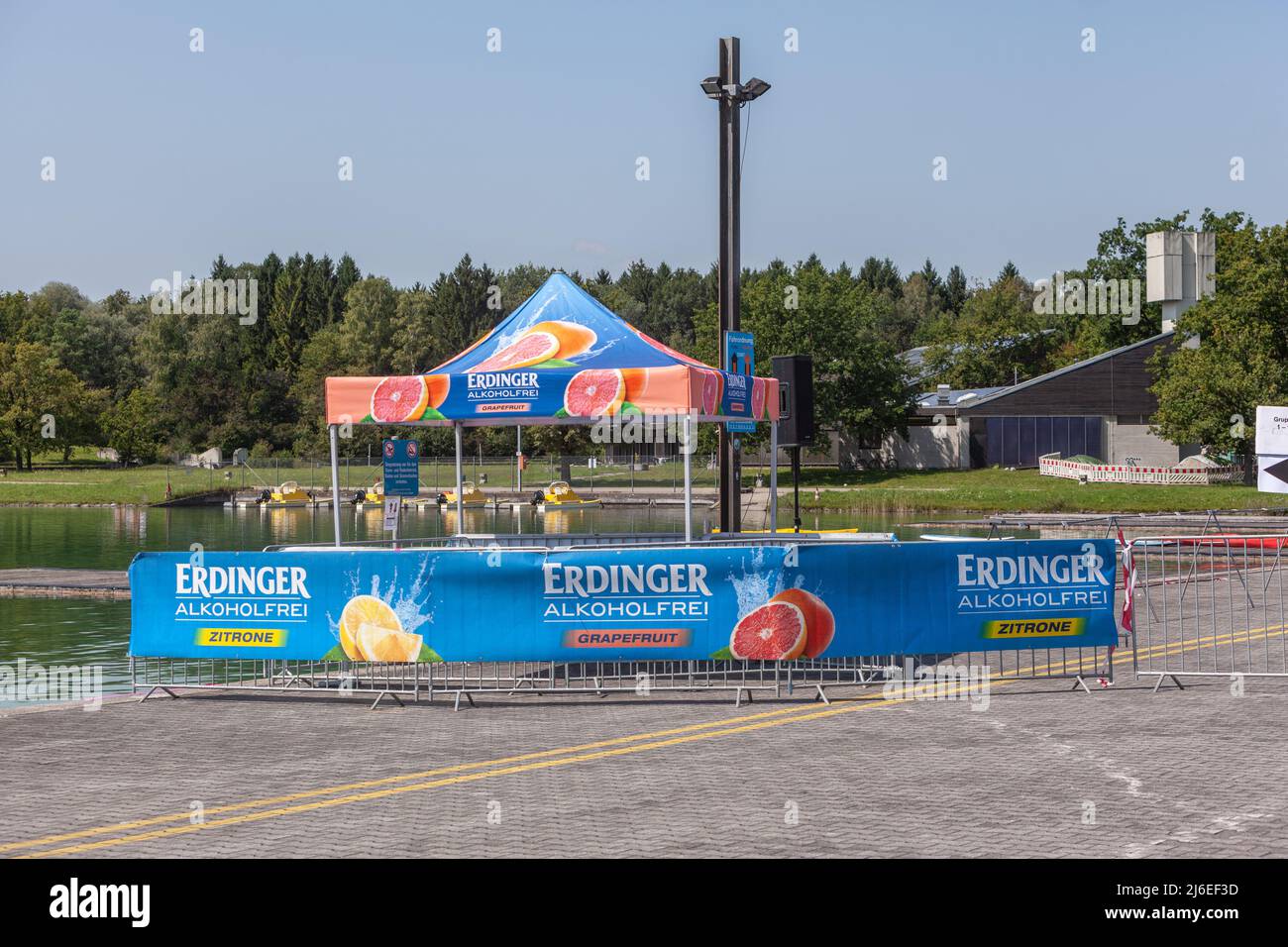Oberschleissheim, Germania - Agosto 21st 21:Stand di promozione al Triathlon di Monaco di Baviera di Erdinger Alkoholfrei al corso di regata Foto Stock