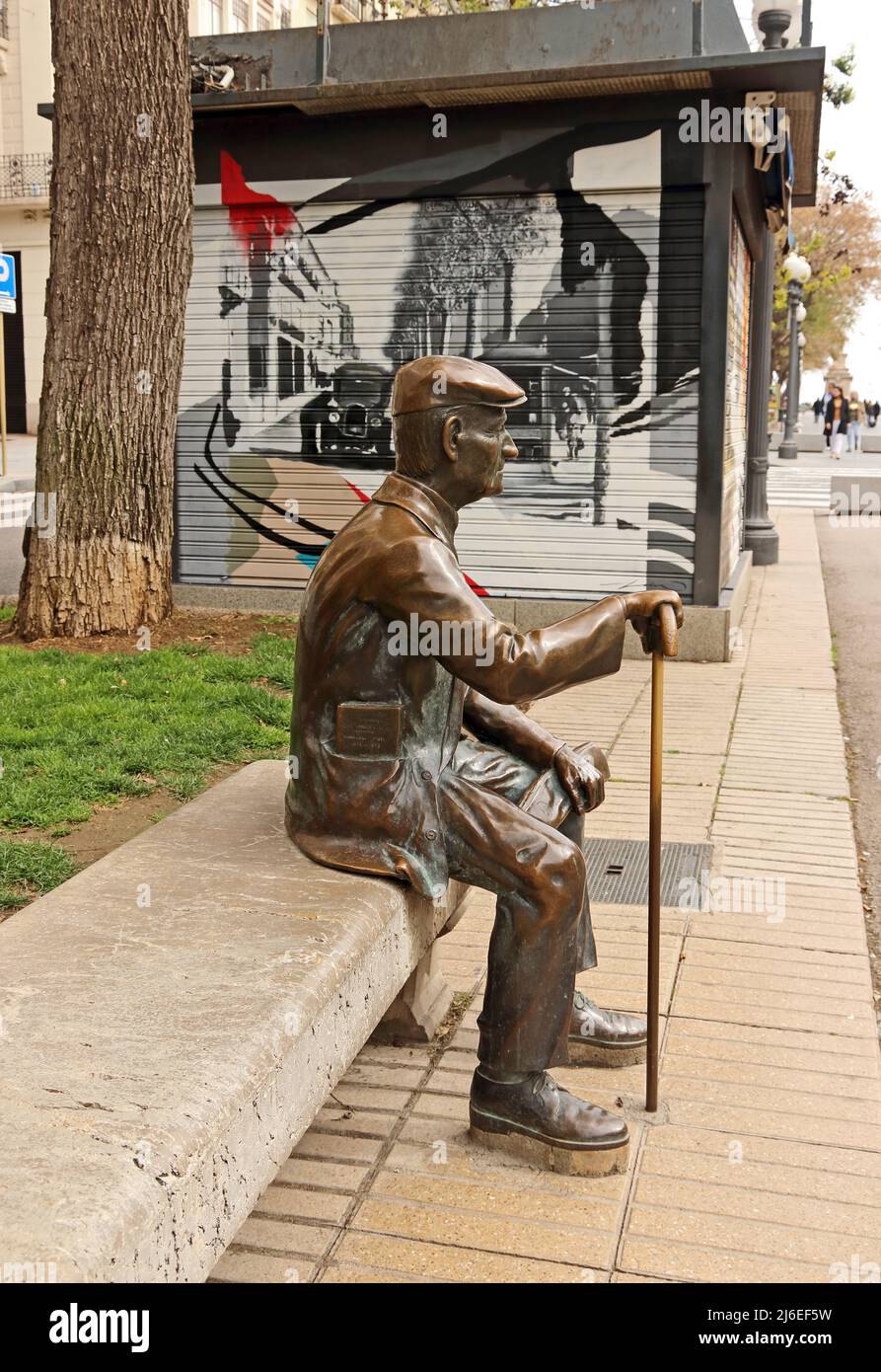 Scultura in bronzo di avi Vigili, di Josep Agusti, sulla Rambla Nova, Tarragona Foto Stock