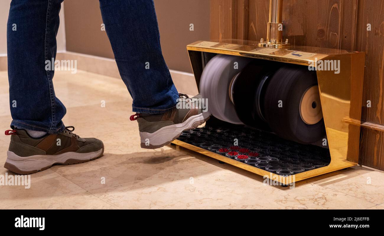 macchina lustrascarpe nella hall dell'hotel per uomini Foto Stock