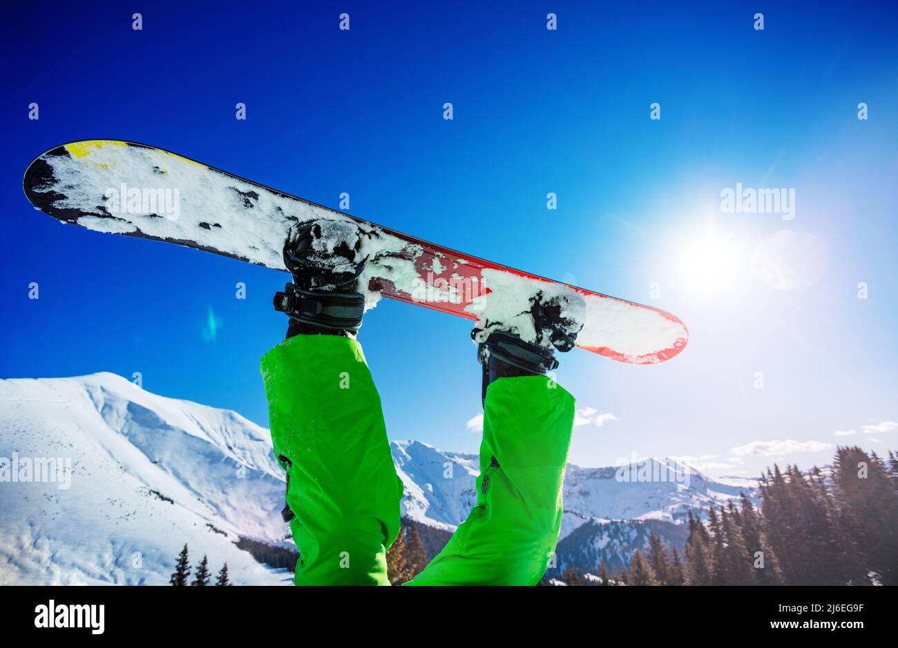 Gambe snowboarder con tavola in aria capovolta Foto Stock