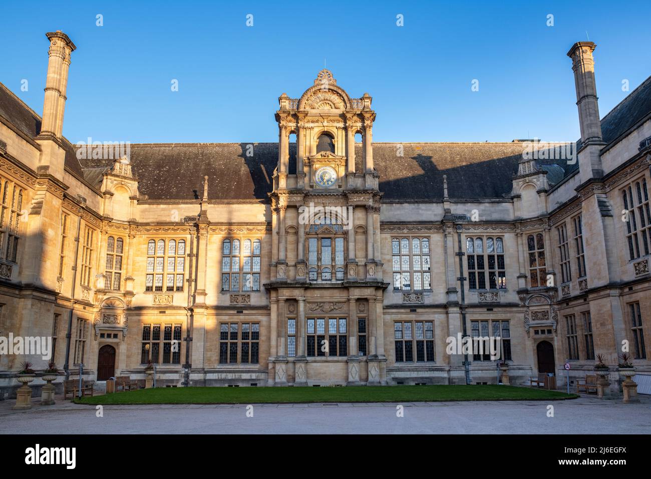 University of Oxfords Examination Schools Building all'alba in primavera. Oxford, Oxfordshire, Inghilterra Foto Stock