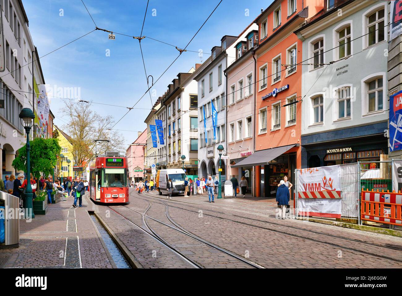 Friburgo, Germania - Aprile 2022: Centro città con negozi e gente a piedi in primavera soleggiato Foto Stock