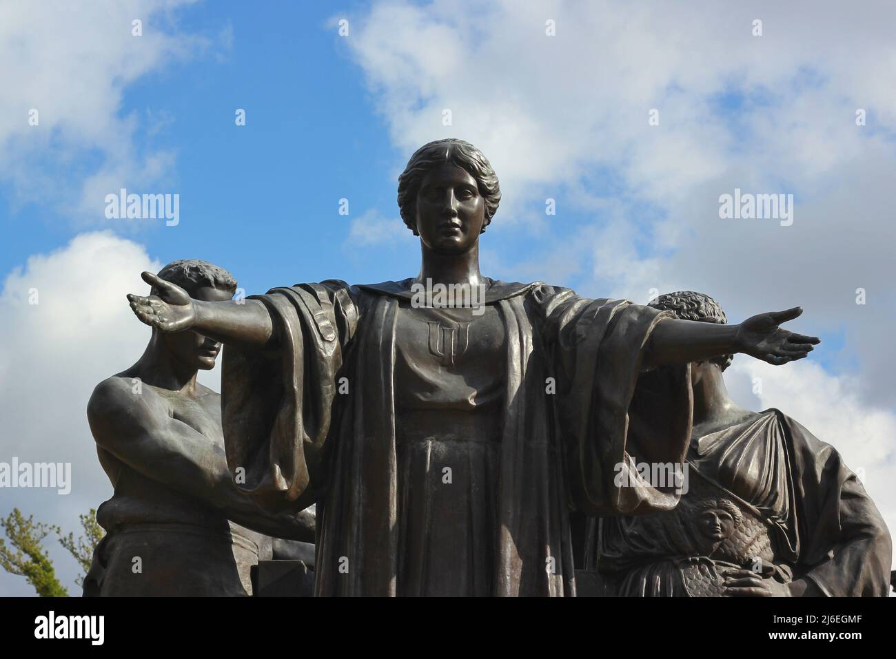 La bella statua di Alma Mater di una donna con le braccia tese accoglienti. Foto Stock