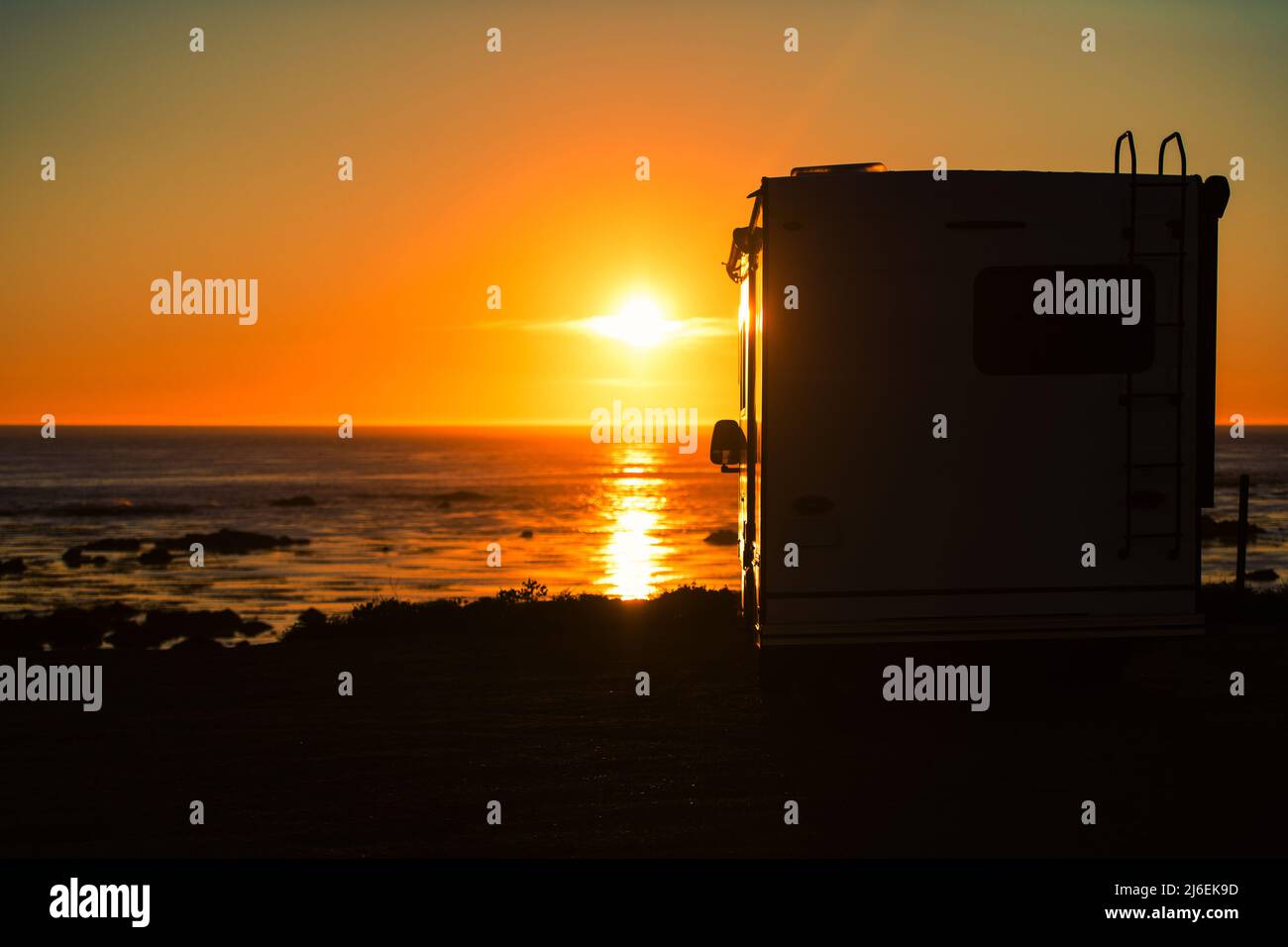 Campeggio panoramico Sunset e Oceanfront RV. Veicolo ricreativo di classe C con Vista Oceano. Camping a tema. Foto Stock
