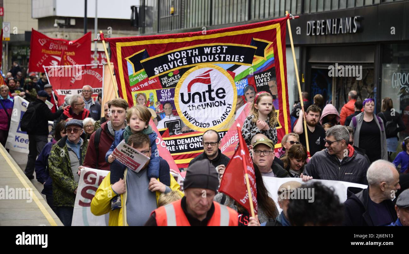 Manchester, Regno Unito, 1st maggio 2022. La gente partecipa al festival annuale del sindacalismo e della Giornata internazionale dei lavoratori del Manchester Trades Union Council con una marcia e un raduno nel luogo di nascita della TUC nel centro di Manchester, Inghilterra, Regno Unito, Isole britanniche. Credit: Terry Waller/Alamy Live News Foto Stock