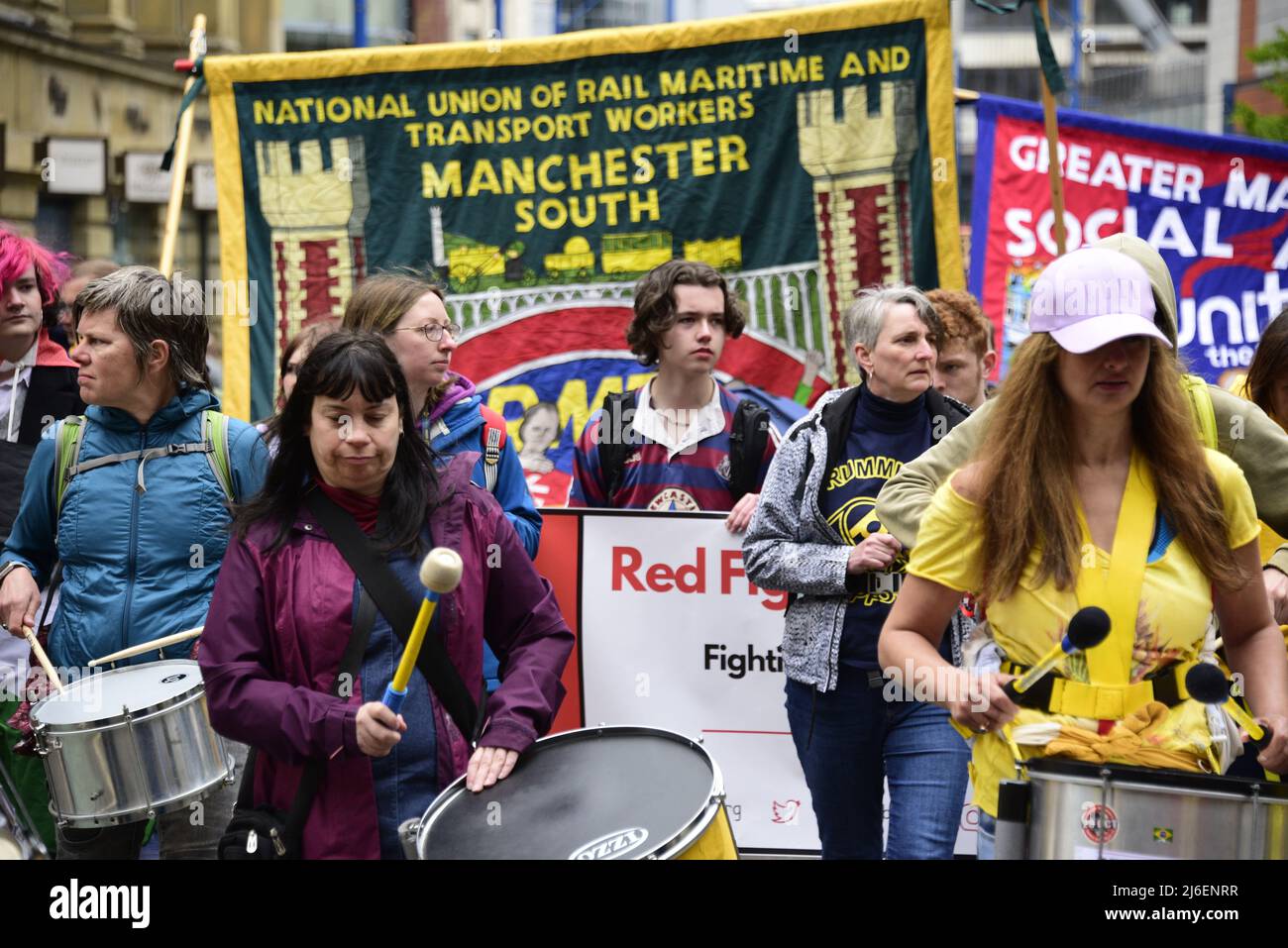 Manchester, Regno Unito, 1st maggio 2022. La gente partecipa al festival annuale del sindacalismo e della Giornata internazionale dei lavoratori del Manchester Trades Union Council con una marcia e un raduno nel luogo di nascita della TUC nel centro di Manchester, Inghilterra, Regno Unito, Isole britanniche. Credit: Terry Waller/Alamy Live News Foto Stock