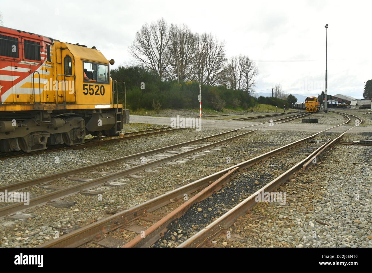 REEFTON, NUOVA ZELANDA, 6 SETTEMBRE 2021: Treni merci alla stazione ferroviaria di Reefton, 6 settembre 2021. Foto Stock