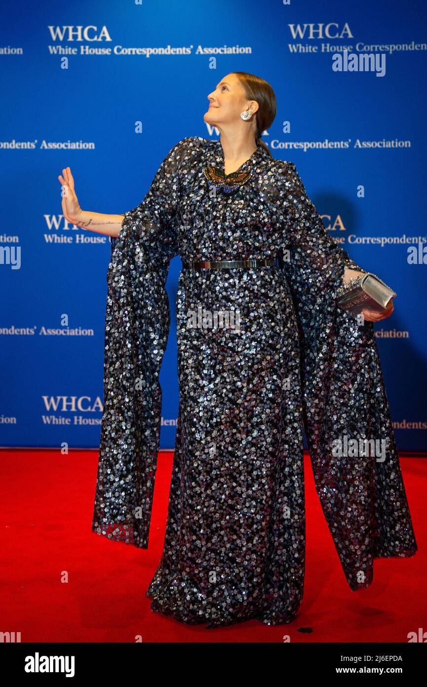 L'attrice Drew Barrymore arriva per la cena annuale 2022 della White House Correspondent Association al Washington Hilton Hotel sabato 30 aprile 2022. Questa è la prima volta dal 2019 che la WHCA ha tenuto la sua cena annuale a causa della pandemia COVID-19. Credito: Rod Lamkey / CNP /MediaPunch Foto Stock