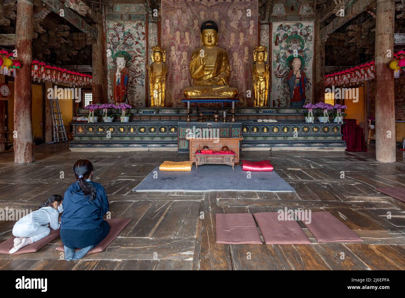 Il tempio buddista di Bulguksa a Gyeongju, Corea del Sud, patrimonio dell'umanità dell'UNESCO, il 28 aprile 2022 Foto Stock