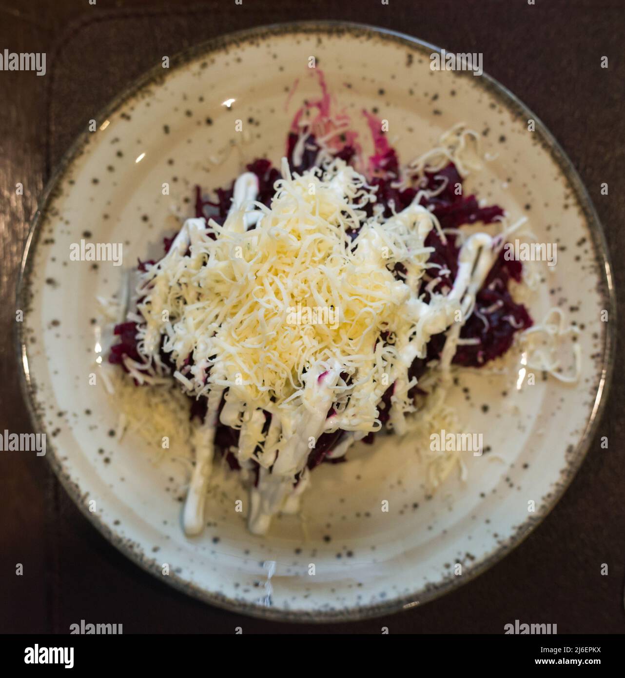 un mix di barbabietole, formaggio, maionese su un piatto del ristorante. vista dall'alto Foto Stock