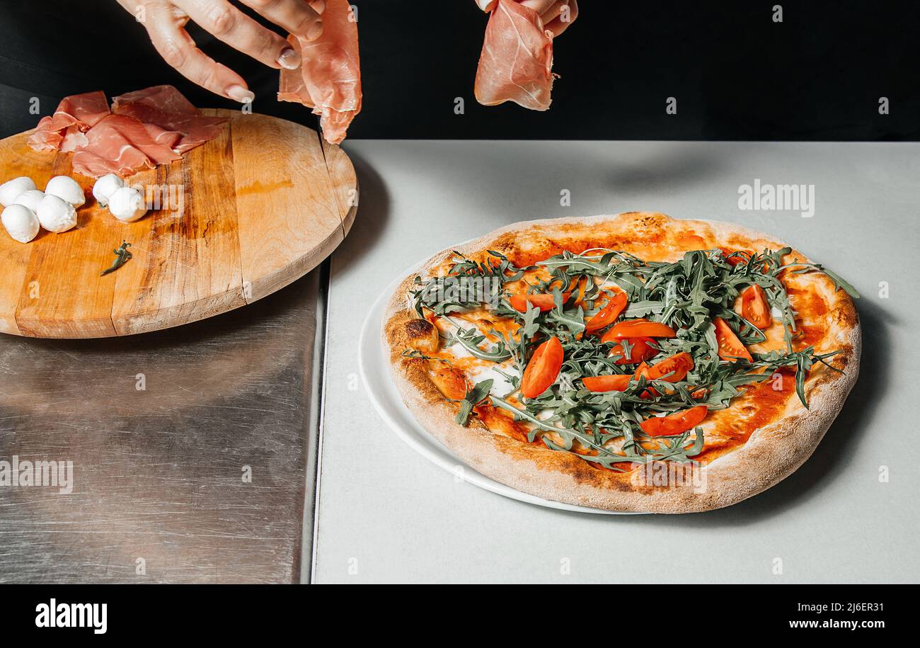 Cuoci la pizza italiana originale a casa - preparazione tradizionale Foto  stock - Alamy