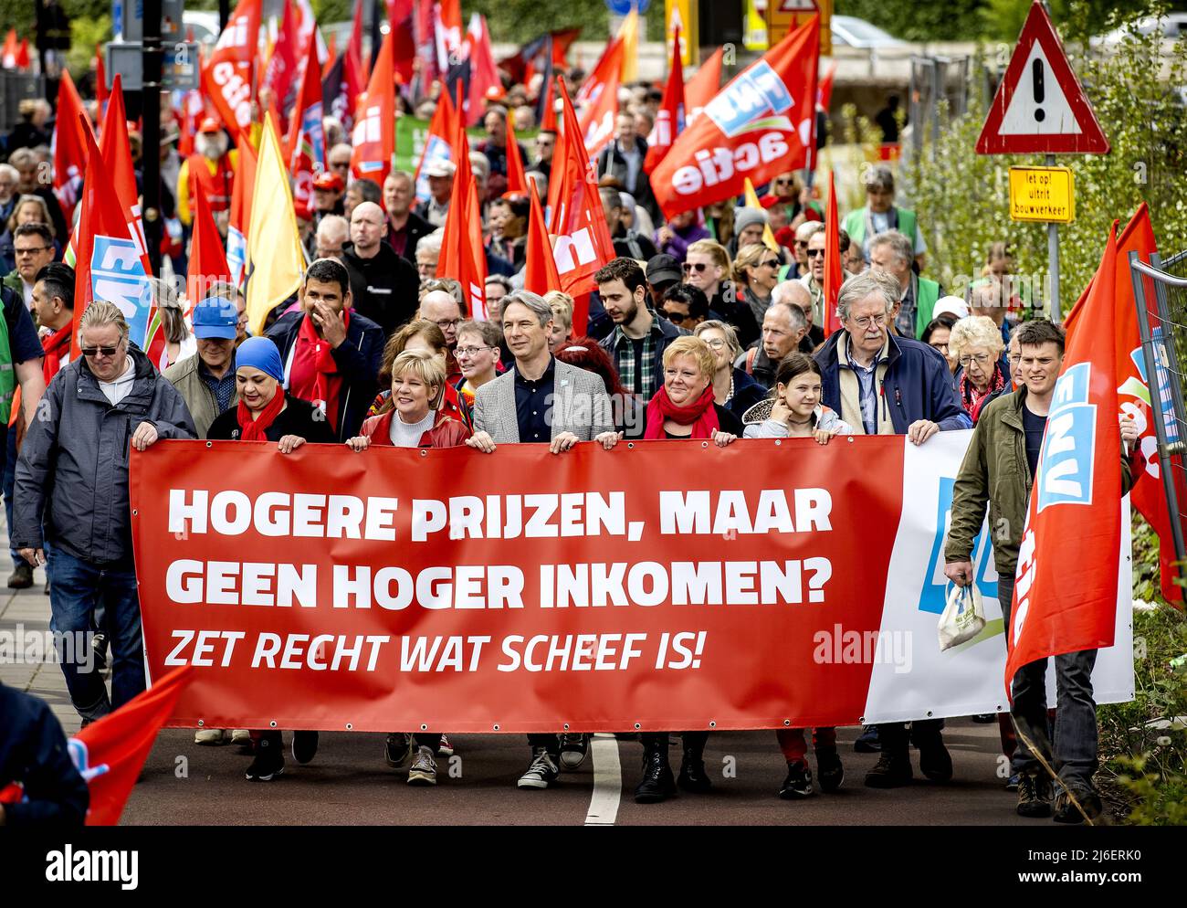 2022-05-01 13:10:06 UTRECHT - manifestanti durante una marcia della Giornata del lavoro attraverso il centro di Utrecht. La manifestazione è stata organizzata dal sindacato FNV contro lo squilibrio socioeconomico dei Paesi Bassi e vuole inviare un segnale politico. KOEN VAN WEEL paesi bassi fuori - belgio fuori Foto Stock