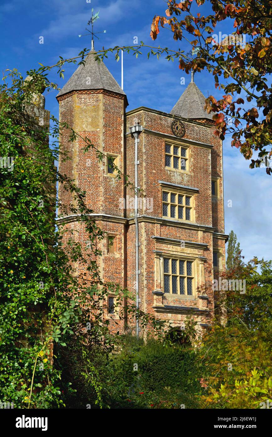 Vista della Torre del Castello di Sissignhurst nel Kent (Regno Unito) Foto Stock