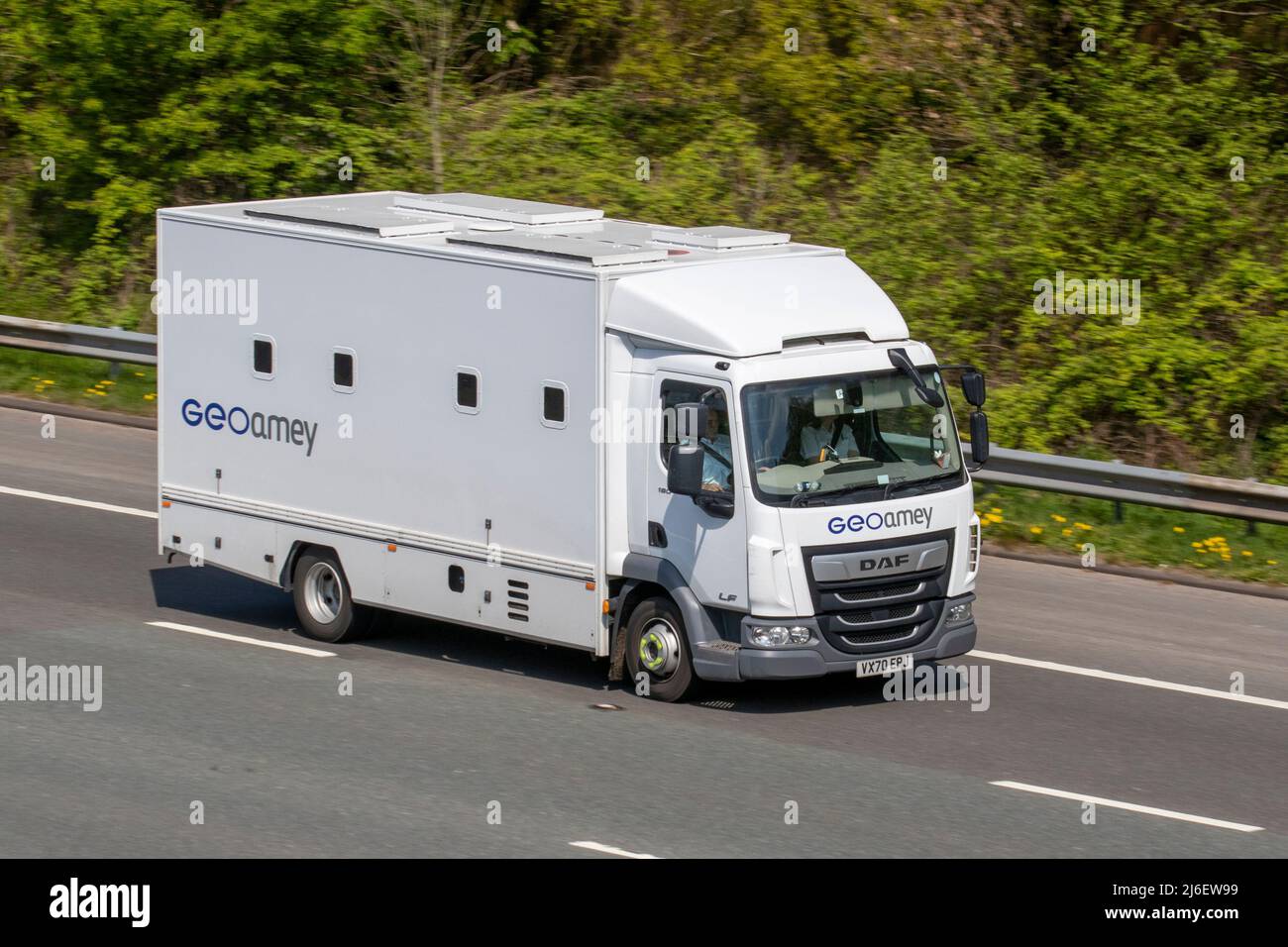 Furgone CF GeoAmey bianco DAF; traffico veicolare nel Regno Unito, trasporti, veicoli moderni, furgoni commerciali, Direzione sud sull'autostrada 3 Lane M6. Foto Stock