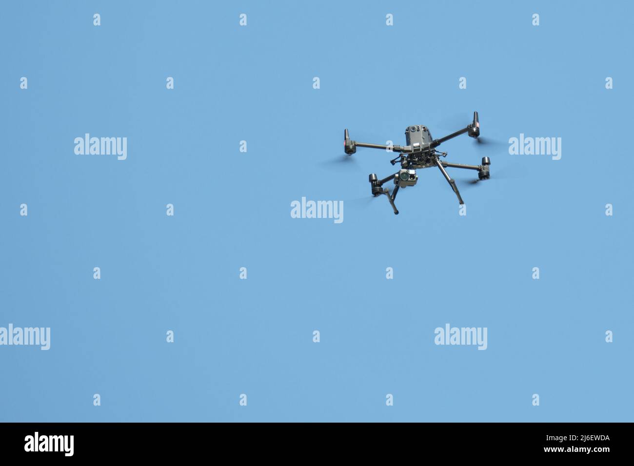 Ottawa, Ontario, Canada - 30 aprile 2022: Un drone telecamera telecomandato azionato dalla polizia di Toronto durante la protesta Rolling Thunder a Ottawa. Foto Stock