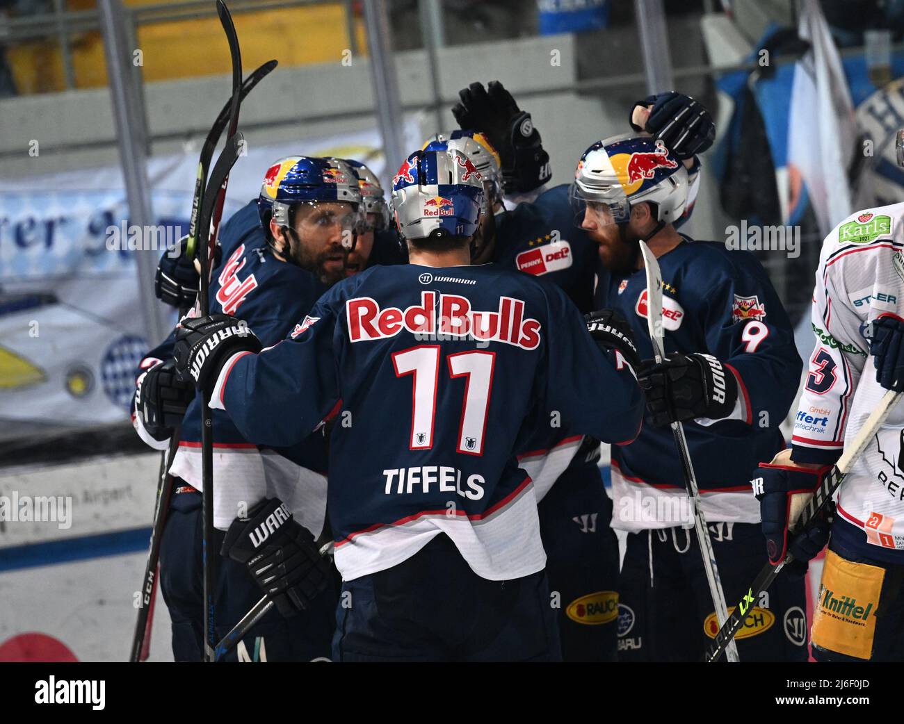 01 maggio 2022, Baviera, Monaco: Hockey su ghiaccio: DEL, EHC Red Bull München - Eisbären Berlino, round di campionato, finale, matchday 2, Olympia-Eissportzentrum. I giocatori di Monaco si rallegrano delle 1:0. Foto: Angelika Warmuth/dpa Foto Stock