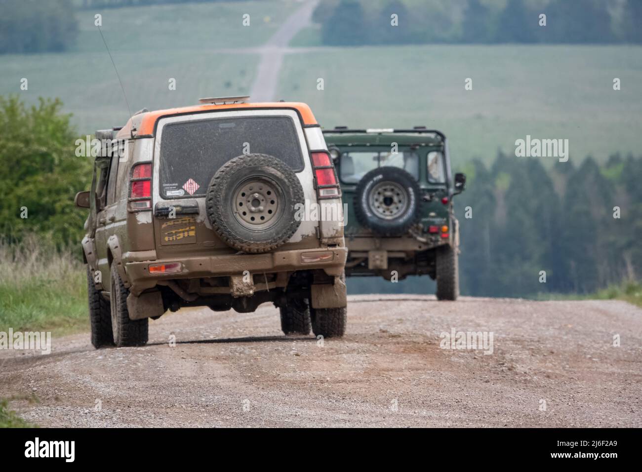 La Discovery 4x4 Land rover serie II segue un Land Rover Defender SWB su una pista in pietra per la guida fuoristrada Foto Stock