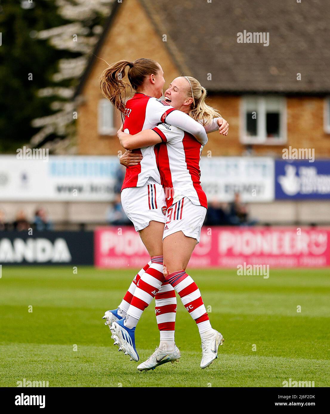 Beth Mead di Arsenal festeggia il suo quarto obiettivo del gioco con il compagno di squadra Catlin Foord durante la partita della Barclays fa Women's Super League al LV Bet Stadium Meadow Park, Borehamwood. Data foto: Domenica 1 maggio 2022. Foto Stock