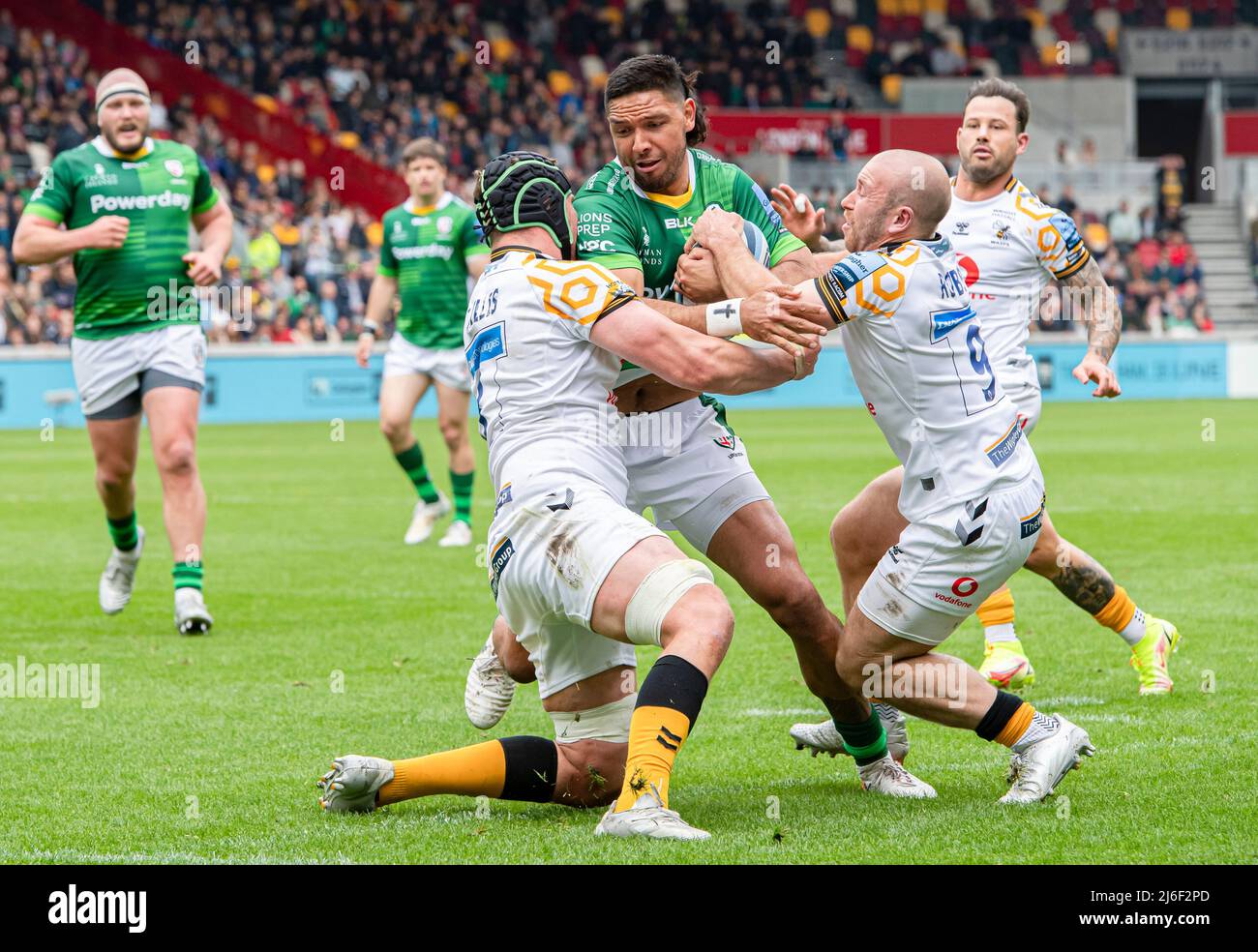 LONDRA, REGNO UNITO. 01, maggio 2022. Curtis Rona Luna of London Irish (centro) è affrontato durante Gallagher Premiership Rugby Match Round 24 - London Irish vs Wasps al Community Stadium di domenica 01 maggio 2022. LONDRA INGHILTERRA. Credit: Taka G Wu/Alamy Live News Foto Stock