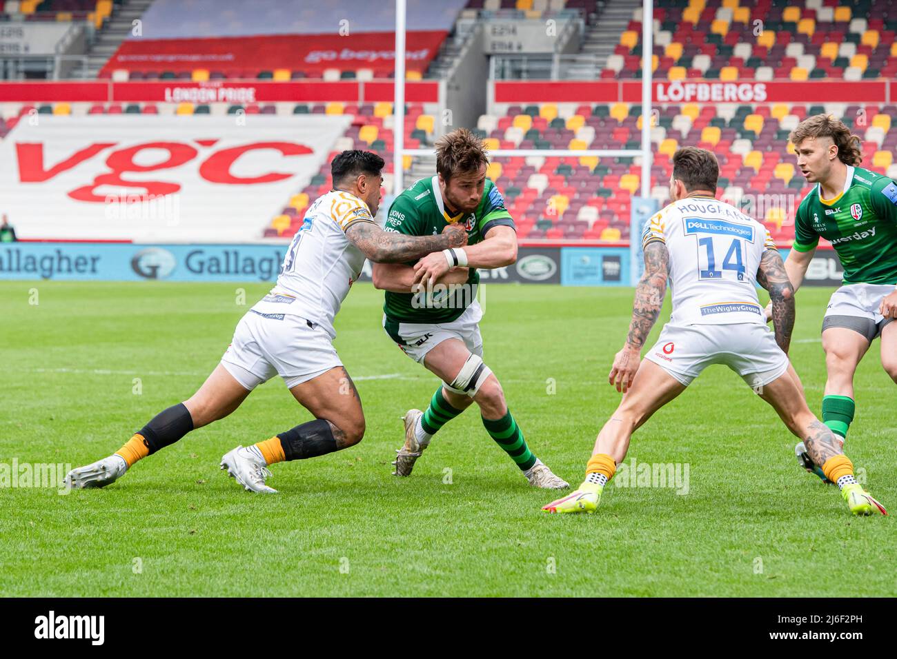 LONDRA, REGNO UNITO. 01th, maggio 2022. George Nott of London Irish (centro) è affrontato durante la Gallagher Premiership Rugby Match Round 24 - London Irish vs Wasps al Community Stadium di domenica 01 maggio 2022. LONDRA INGHILTERRA. Credit: Taka G Wu/Alamy Live News Foto Stock