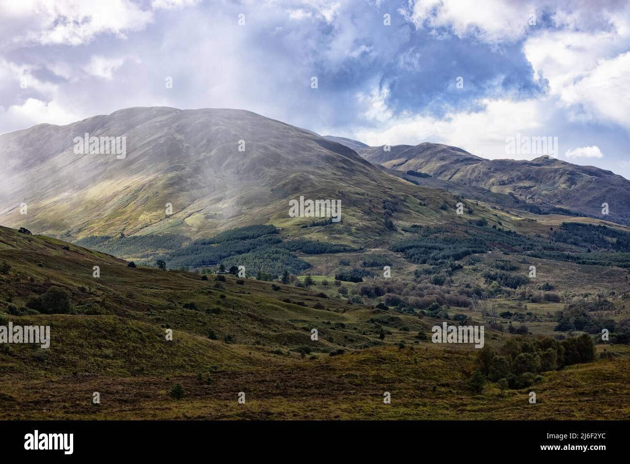 Guardando la pioggia entrare, guardando est dalla Eastern Slope di Cow Hill vicino a Fort William Foto Stock