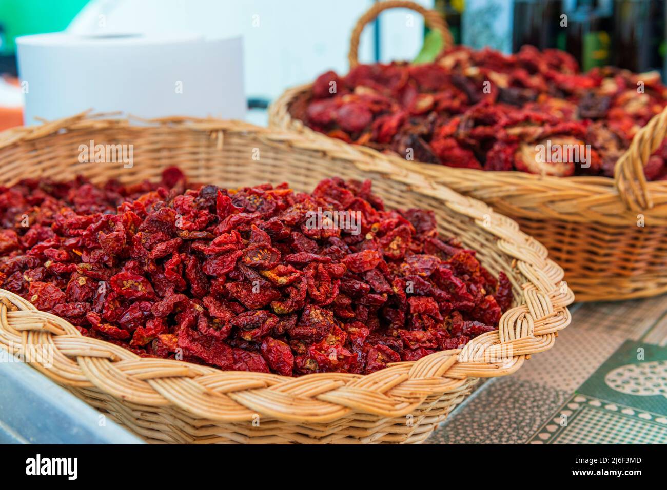 Cesti con pomodori secchi. Deliziosa cucina italiana durante la fiera locale. Foto Stock