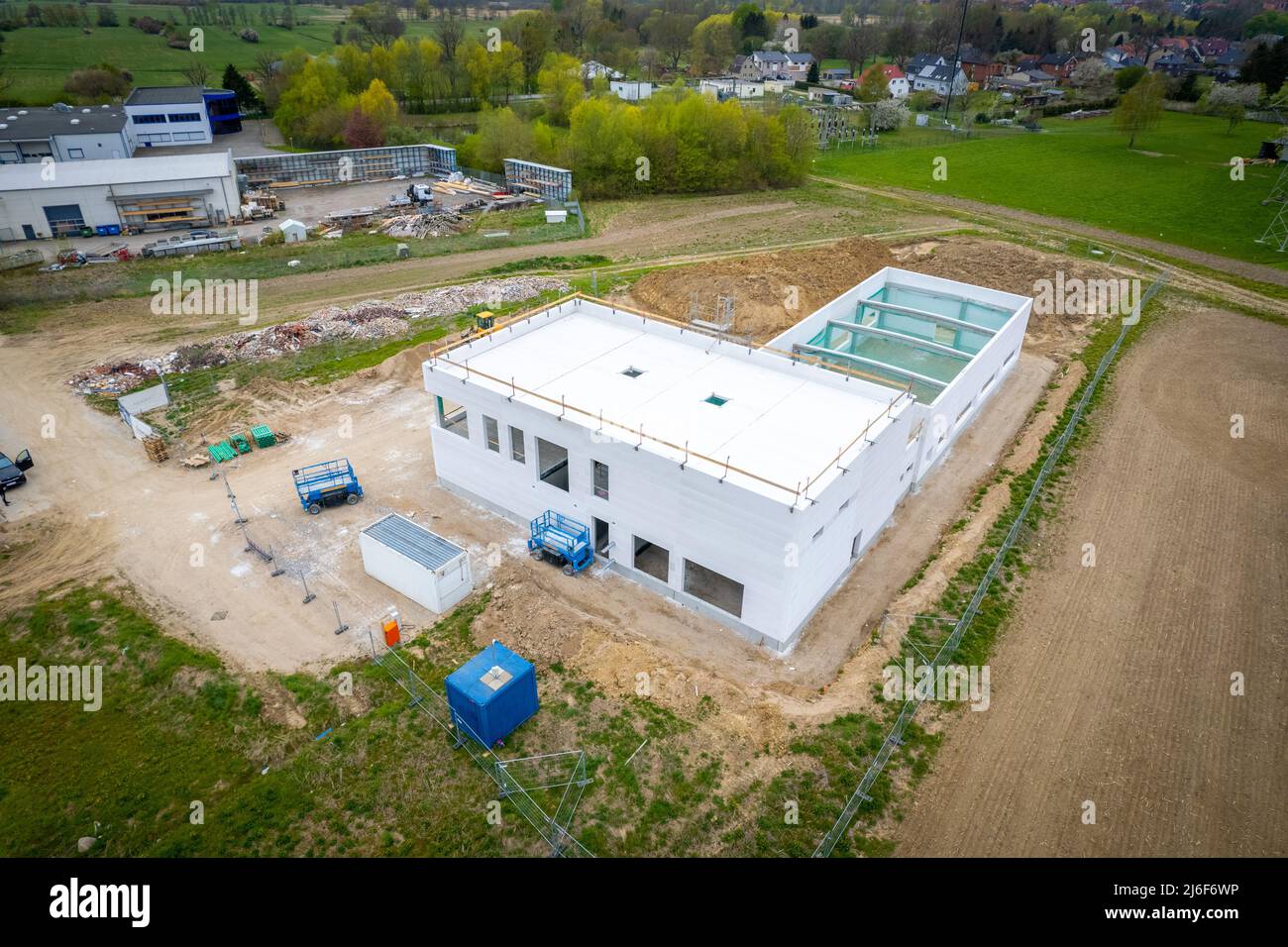 un'immagine drone di un cantiere su cui viene eretto un edificio aziendale Foto Stock