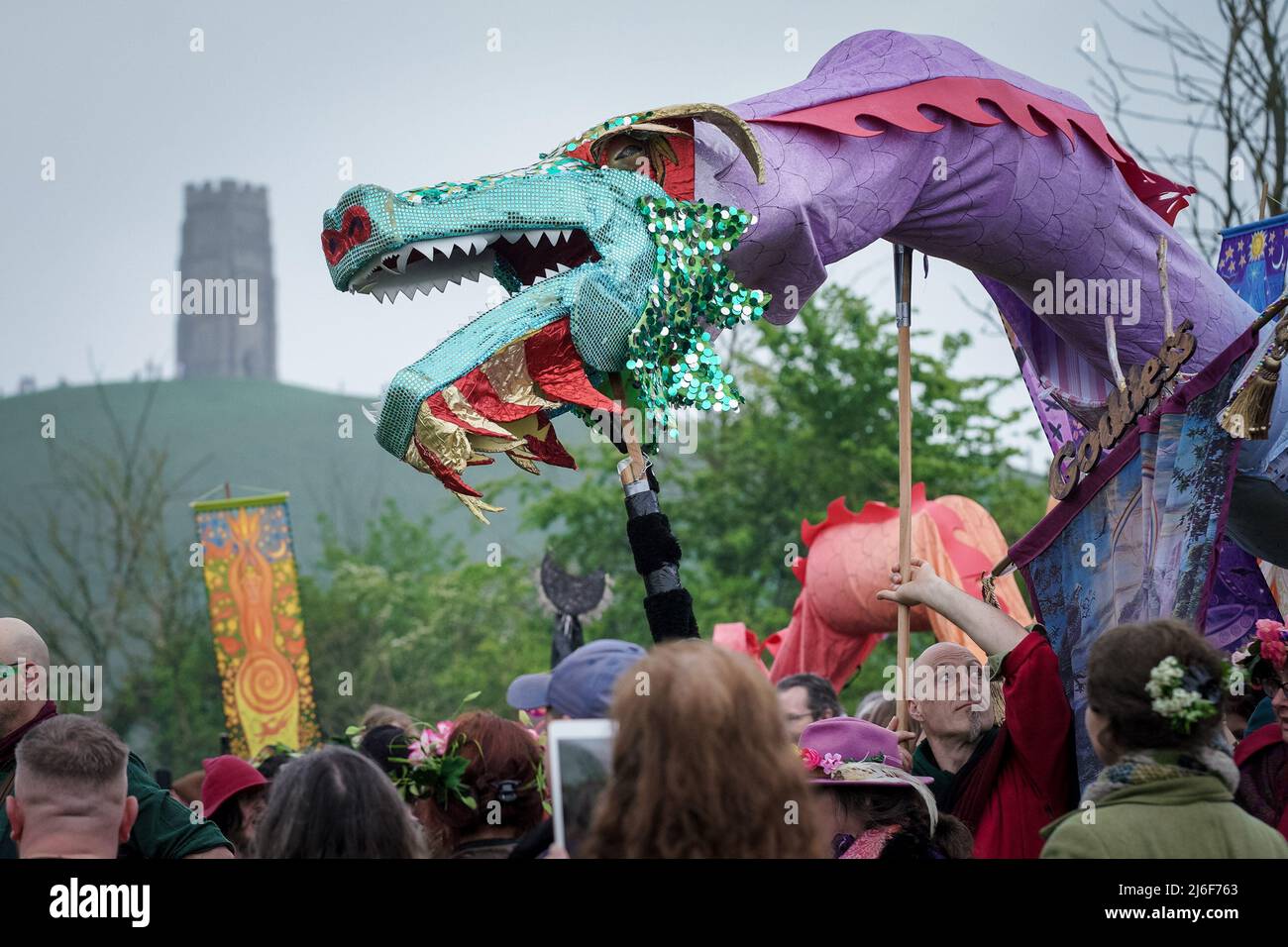 Festeggiamenti di Beltane il giorno di maggio a Glastonbury come parte di una tradizione pagana per celebrare l'arrivo dell'estate. Somerset, Regno Unito Foto Stock