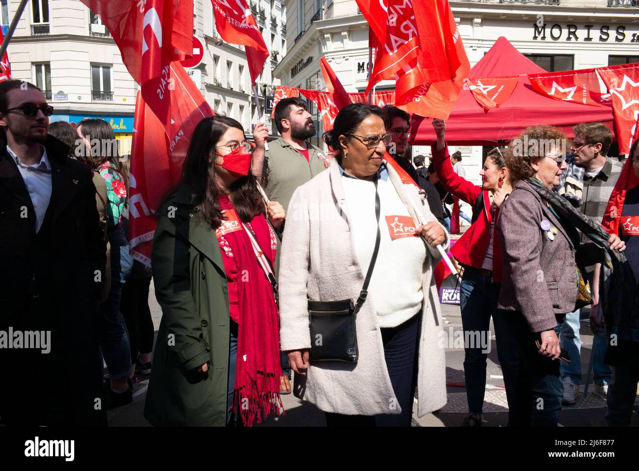 I manifestanti ondano le bandiere del partito comunista e tengono i segnali mentre prendono parte alla manifestazione annuale del giorno di maggio (festa del lavoro) che segna la giornata internazionale dei lavoratori, alla Place de la Republique di Parigi, il 1 maggio 2022. Foto di Quentin Veuillet/ABACAPRESS.COM Foto Stock