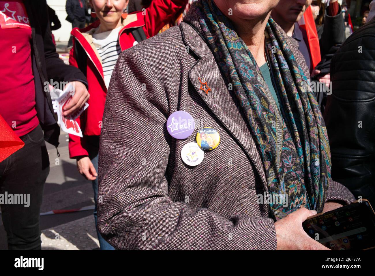 I manifestanti ondano le bandiere del partito comunista e tengono i segnali mentre prendono parte alla manifestazione annuale del giorno di maggio (festa del lavoro) che segna la giornata internazionale dei lavoratori, alla Place de la Republique di Parigi, il 1 maggio 2022. Foto di Quentin Veuillet/ABACAPRESS.COM Foto Stock