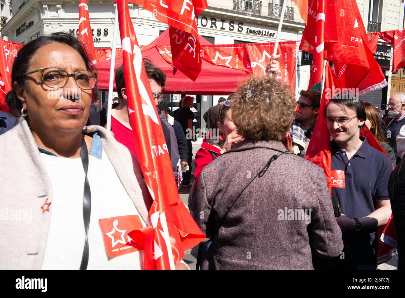 I manifestanti ondano le bandiere del partito comunista e tengono i segnali mentre prendono parte alla manifestazione annuale del giorno di maggio (festa del lavoro) che segna la giornata internazionale dei lavoratori, alla Place de la Republique di Parigi, il 1 maggio 2022. Foto di Quentin Veuillet/ABACAPRESS.COM Foto Stock