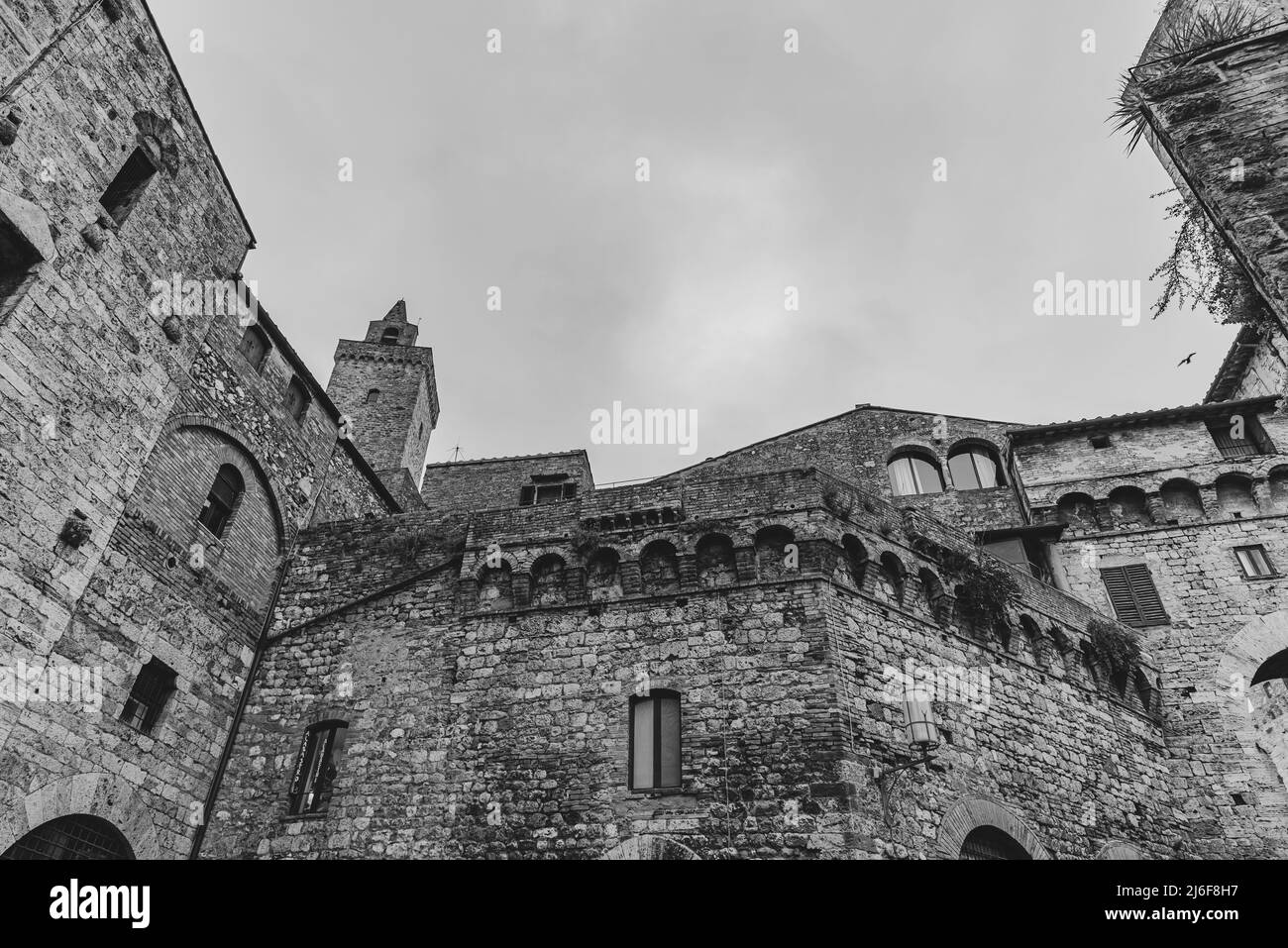 San Gimignano è una città della Toscana. Circondato da mura del 13th secolo, il centro storico è Piazza della Cisterna. Nello skyline Foto Stock
