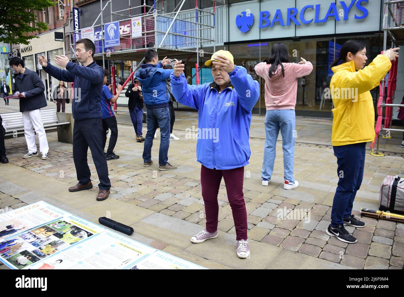 Manchester, Regno Unito, 1st maggio 2022. Protesta da parte dei medici di meditazione Falun Gong, Market Street, Central Manchester, Inghilterra, Regno Unito, Isole britanniche. Il gruppo ha distribuito volantini in cui si afferma che, in Cina, i praticanti della meditazione Falun Gong erano tra coloro che avevano i loro organi forzatamente rimossi per profitto in quanto sono considerati per vivere uno stile di vita sano. Credit: Terry Waller/Alamy Live News Foto Stock