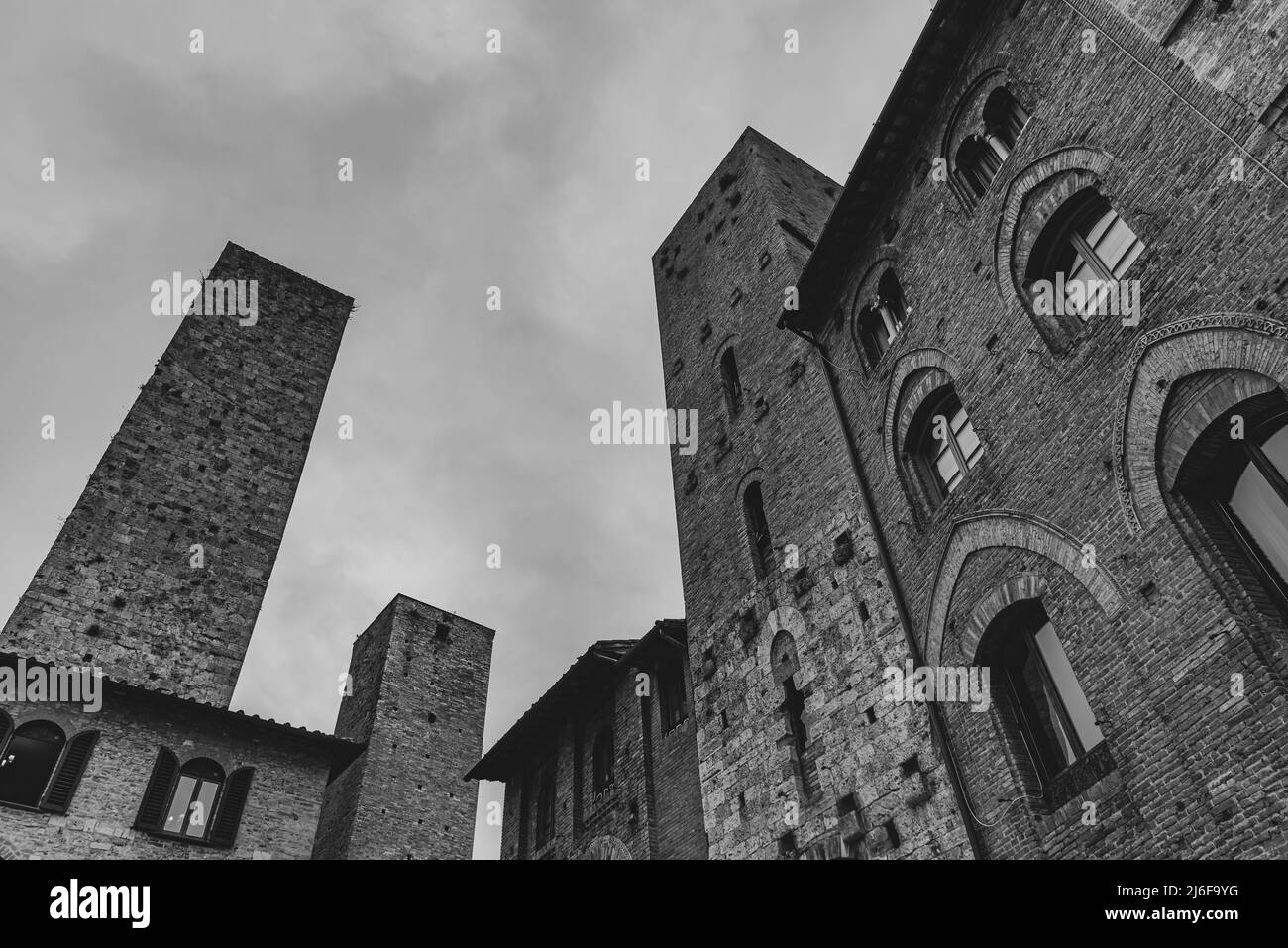 San Gimignano è una città della Toscana. Circondato da mura del 13th secolo, il centro storico è Piazza della Cisterna. Nello skyline Foto Stock