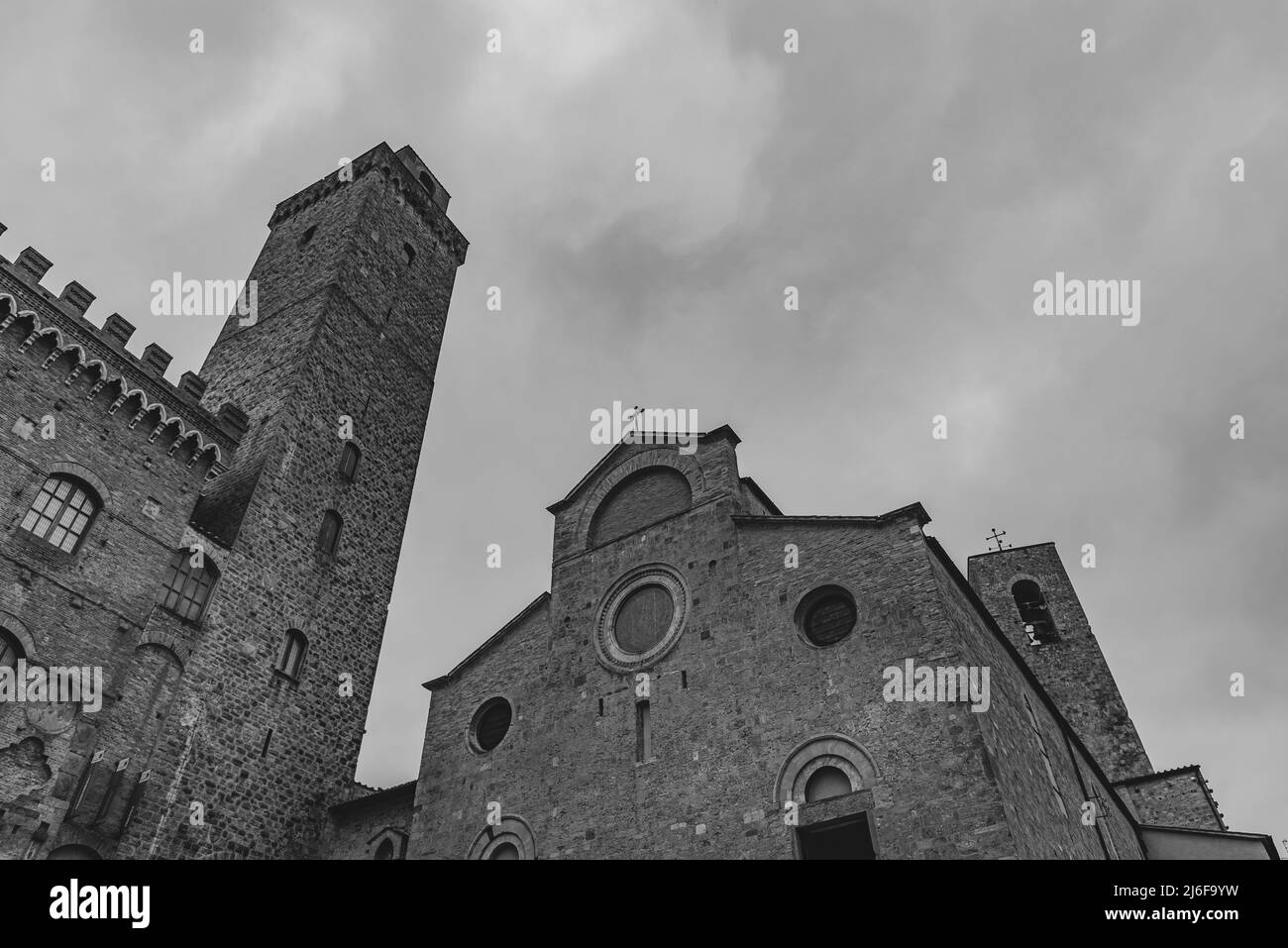 San Gimignano è una città della Toscana. Circondato da mura del 13th secolo, il centro storico è Piazza della Cisterna. Nello skyline Foto Stock