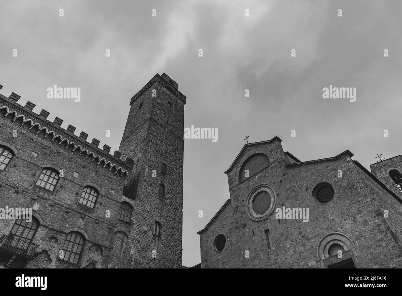 San Gimignano è una città della Toscana. Circondato da mura del 13th secolo, il centro storico è Piazza della Cisterna. Nello skyline Foto Stock