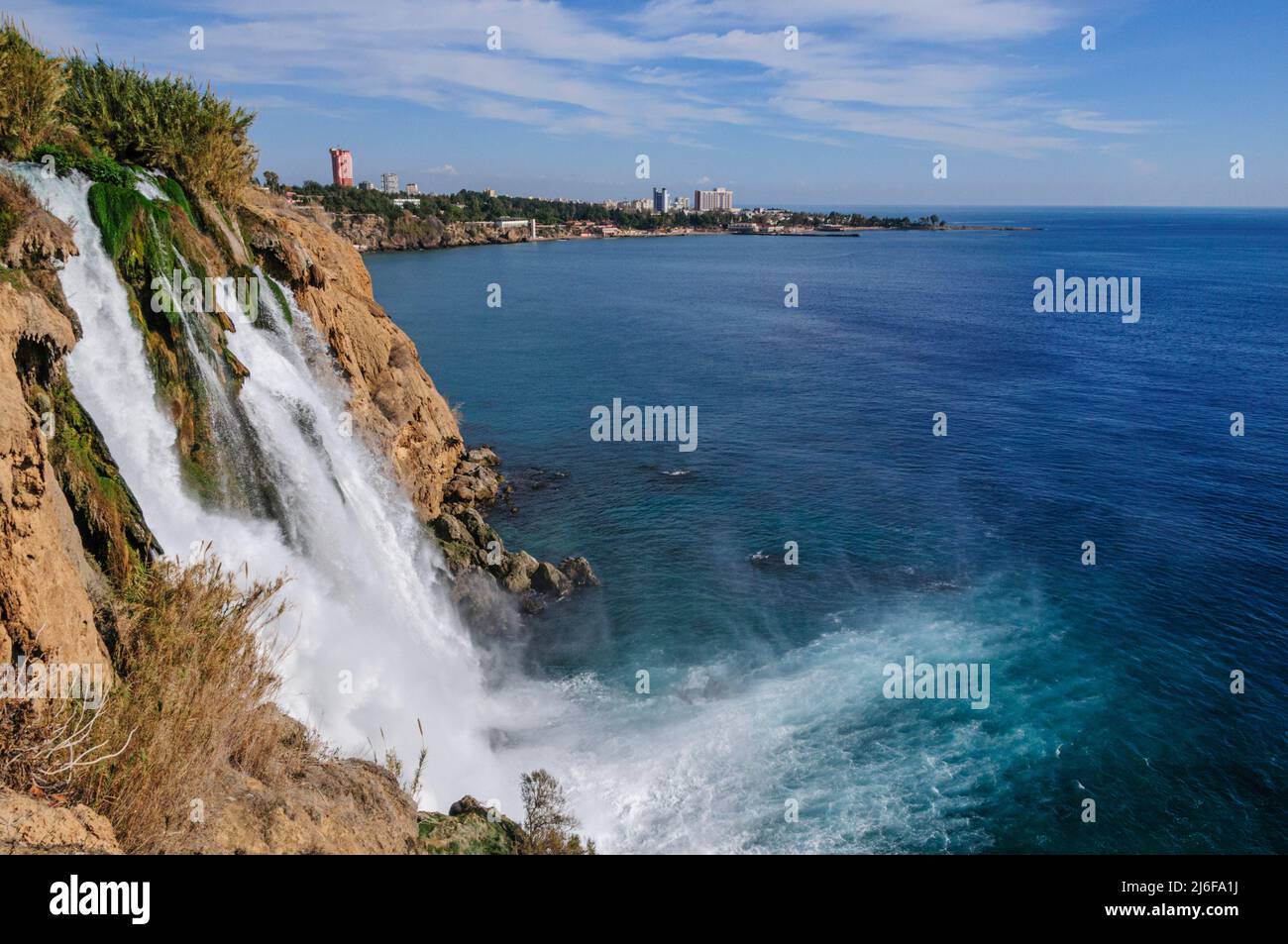 Imponente cascata di Düden - direttamente nel Mar Mediterraneo vicino ad Antalya sulla Riviera Turca Foto Stock