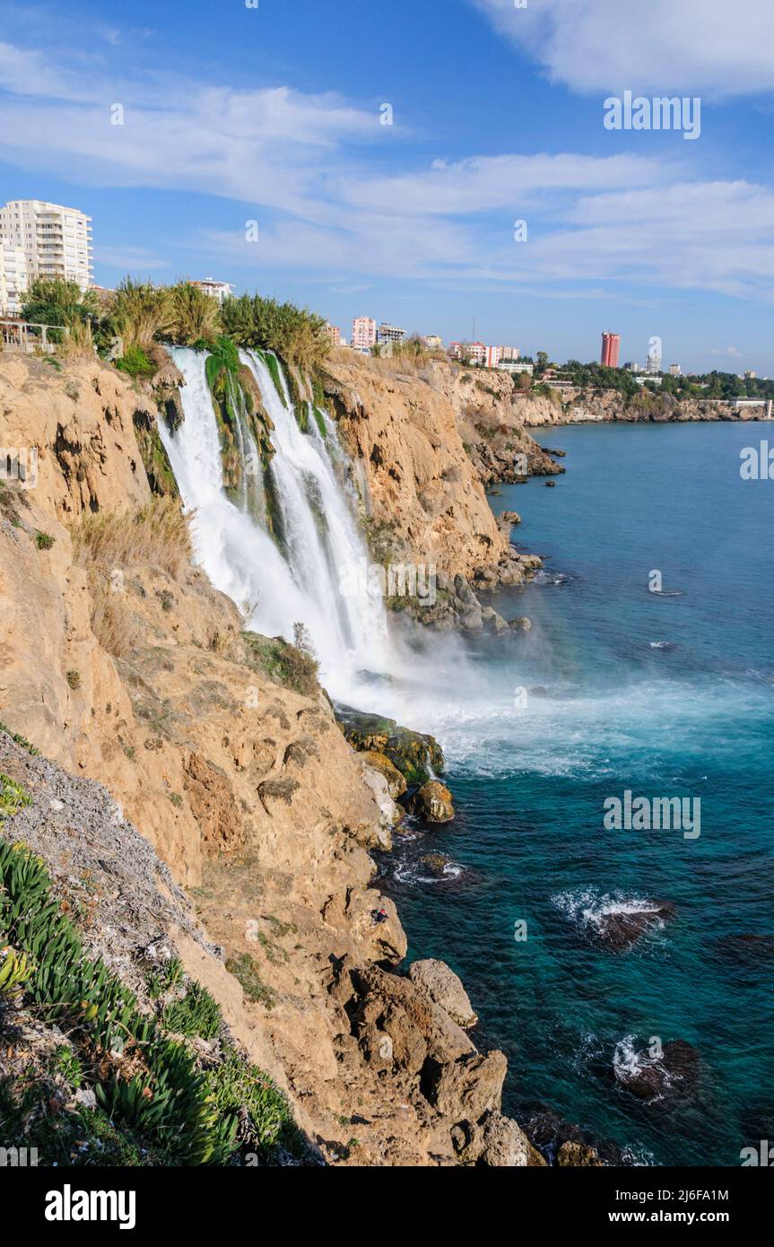 Imponente cascata di Düden - direttamente nel Mar Mediterraneo vicino ad Antalya sulla Riviera Turca Foto Stock