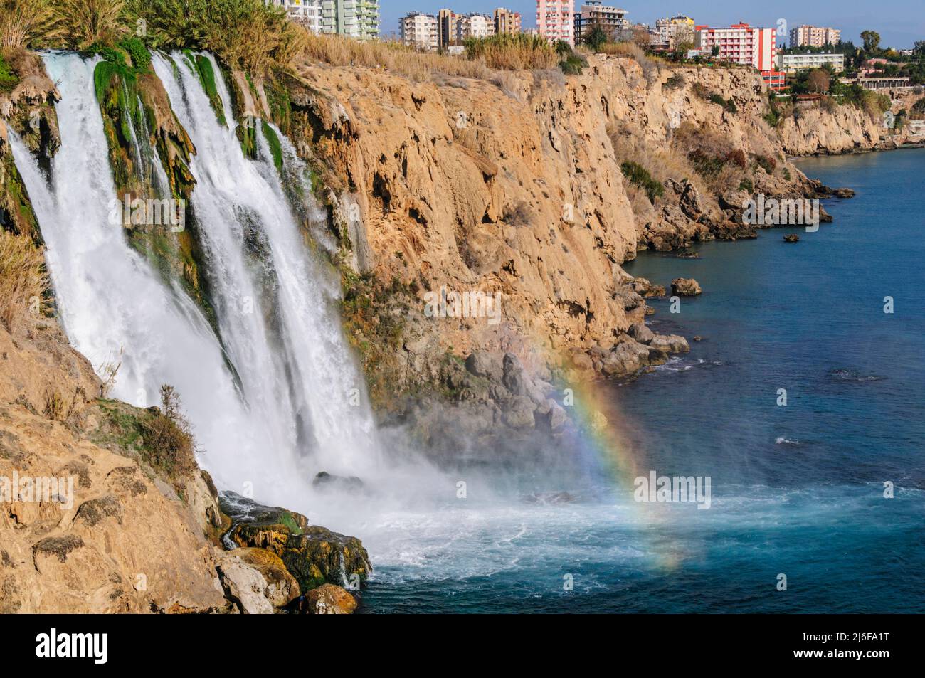 Imponente cascata di Düden - direttamente nel Mar Mediterraneo vicino ad Antalya sulla Riviera Turca Foto Stock