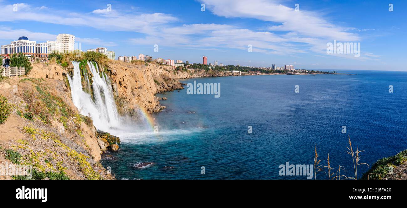 Imponente cascata di Düden - direttamente nel Mar Mediterraneo vicino ad Antalya sulla Riviera Turca Foto Stock